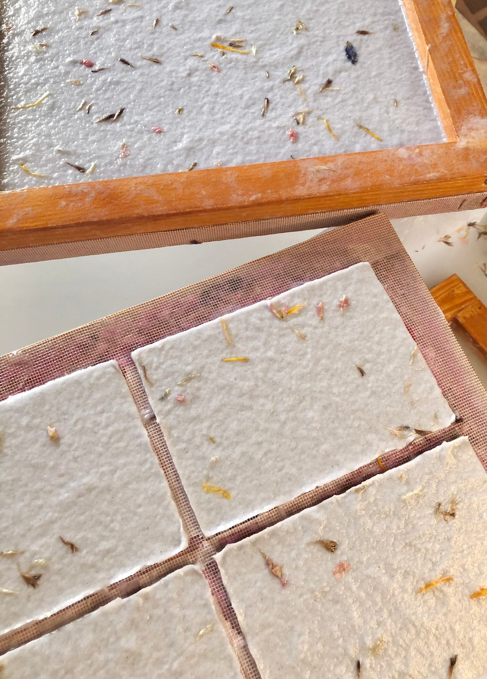 PAPIER-ARTISANAL-RECYCLÉE-MAISON-PAON