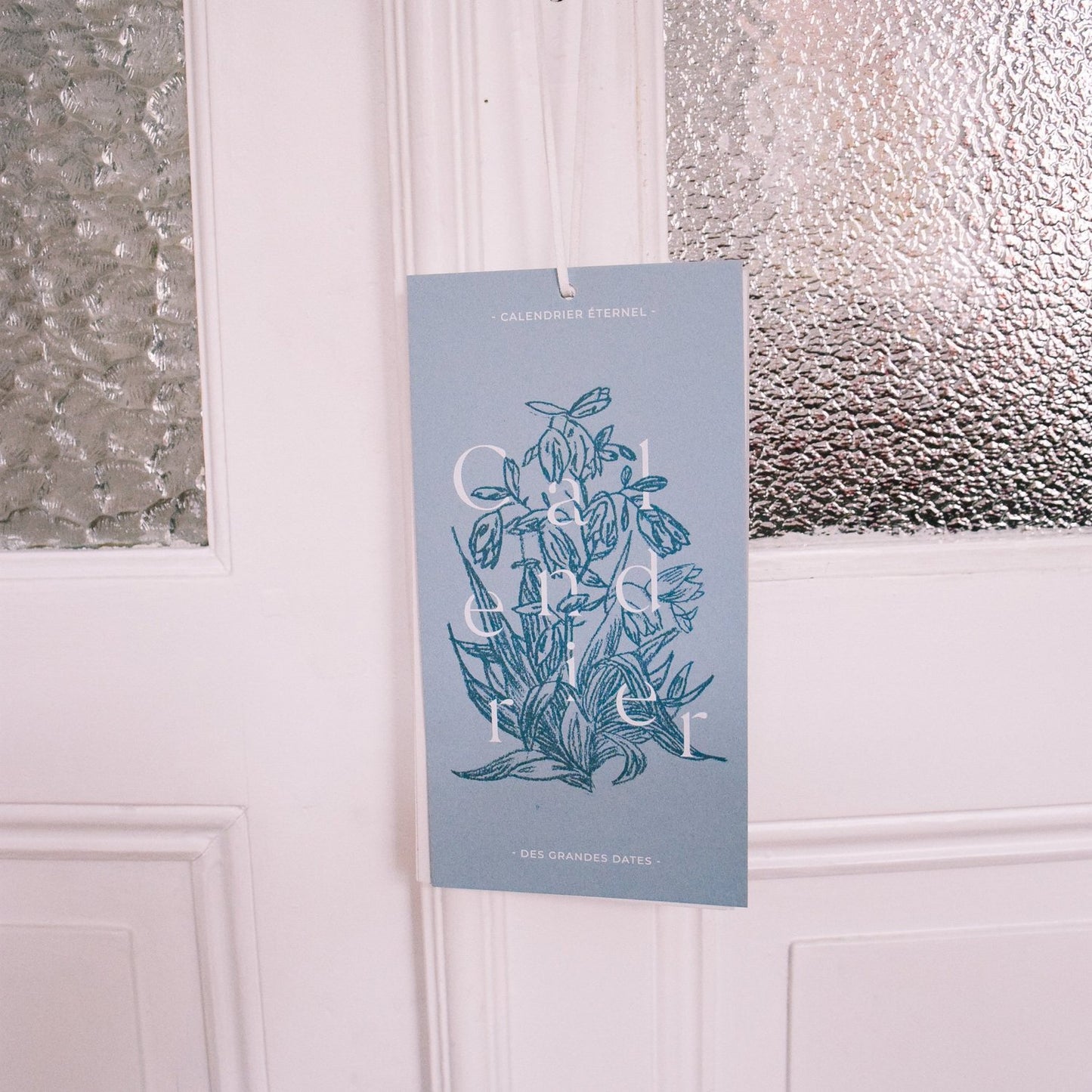 Calendrier bleu posé sur porte
