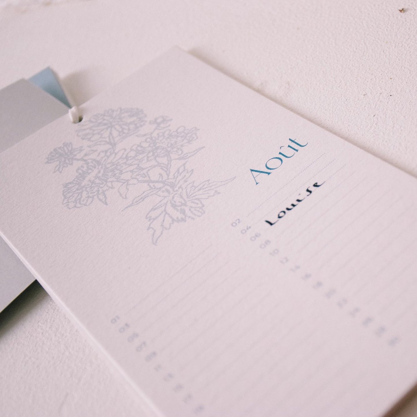 Calendrier sur page aout avec écriture louise
