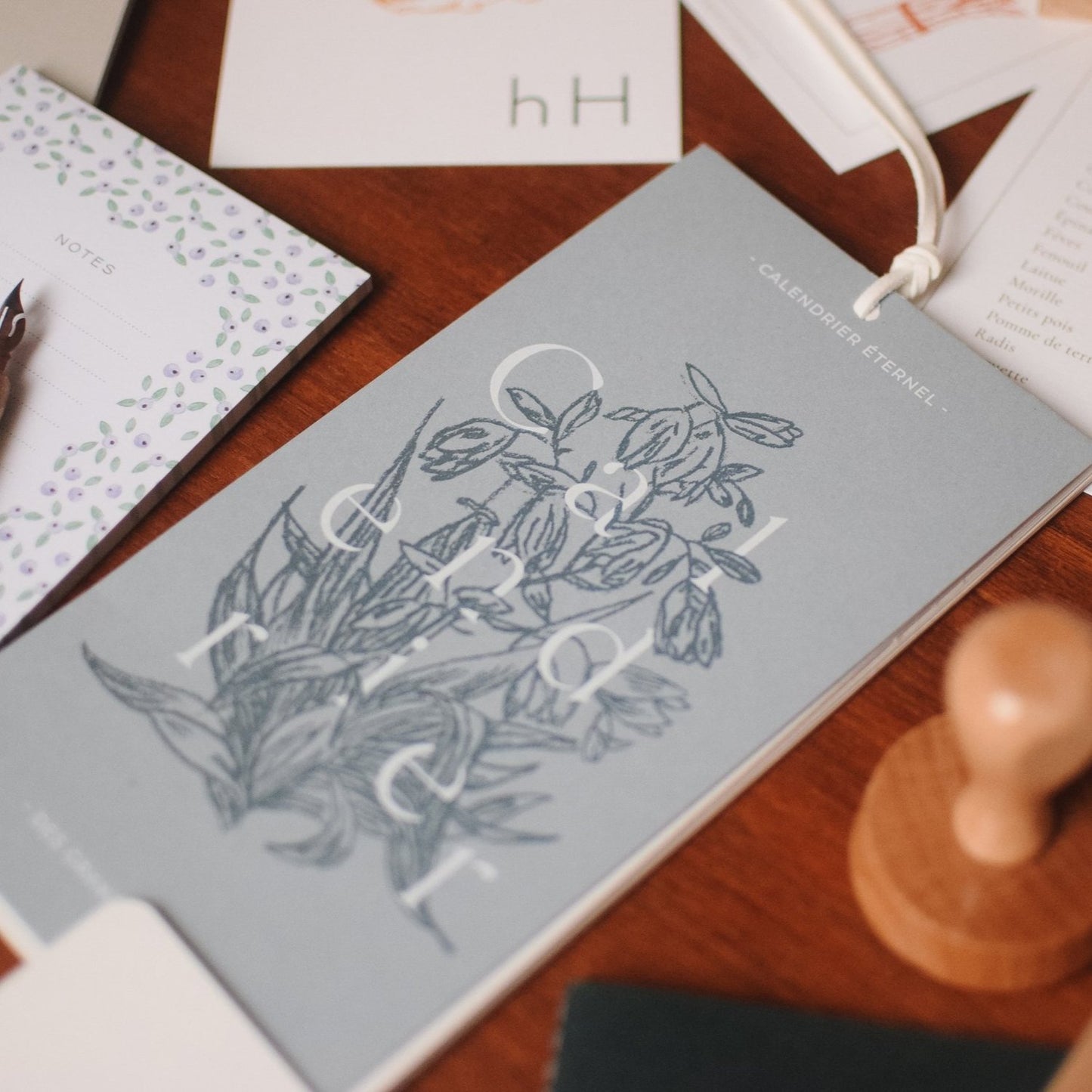calendrier bleu a fleurs posé sur un bureau