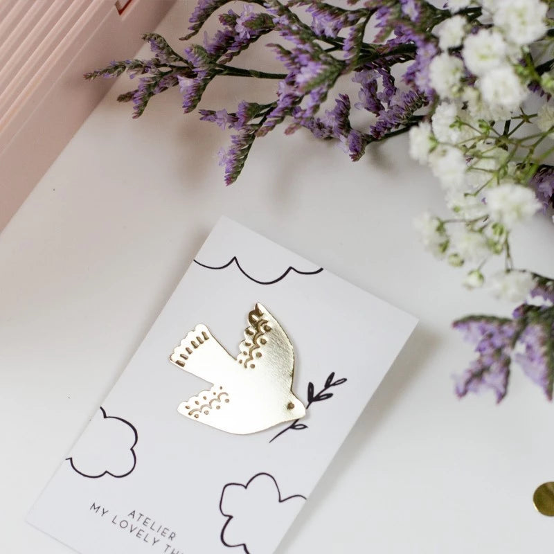 pin's colonne doré sur support blanc dessin noir et blanc atelier my lovely thing