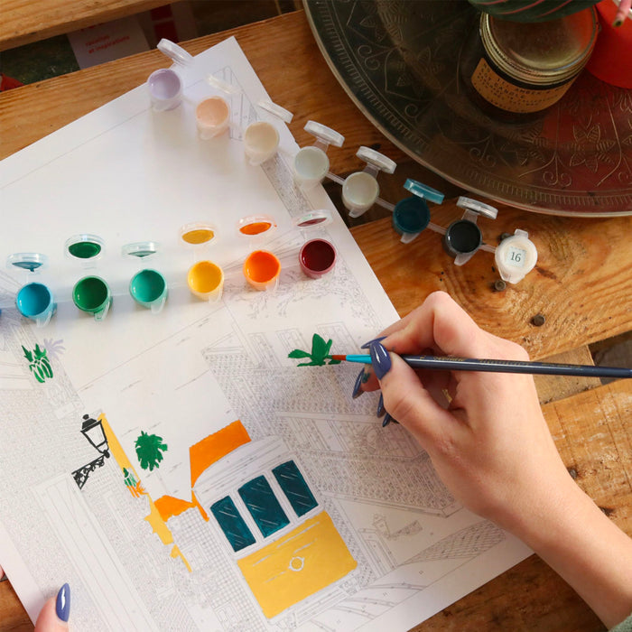 Peinture au numéro premium Maison Paon - Design unique made in France - Activité créative relaxante pour adulte et enfant - Illustration à peindre avec papier de qualité et peinture écologique - Cadeau original et décoration artistique. peinture-numero-petite-epicerie-maison-paon