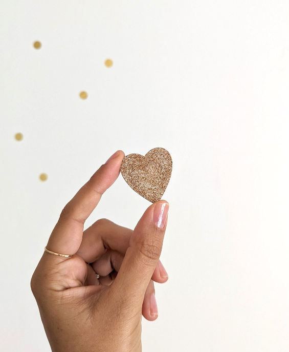 Pin’s Coeur Pailleté en bois - Atelier Vingt Huit