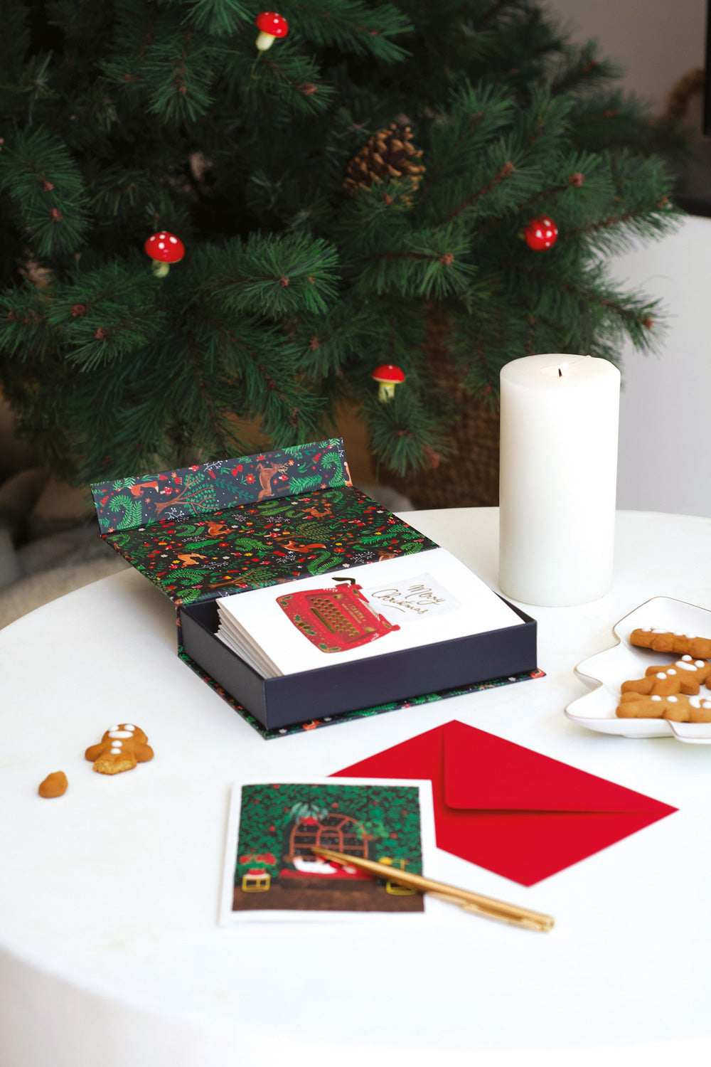 Jolie photo de la box de cartes de noel all the ways to say devant sapin