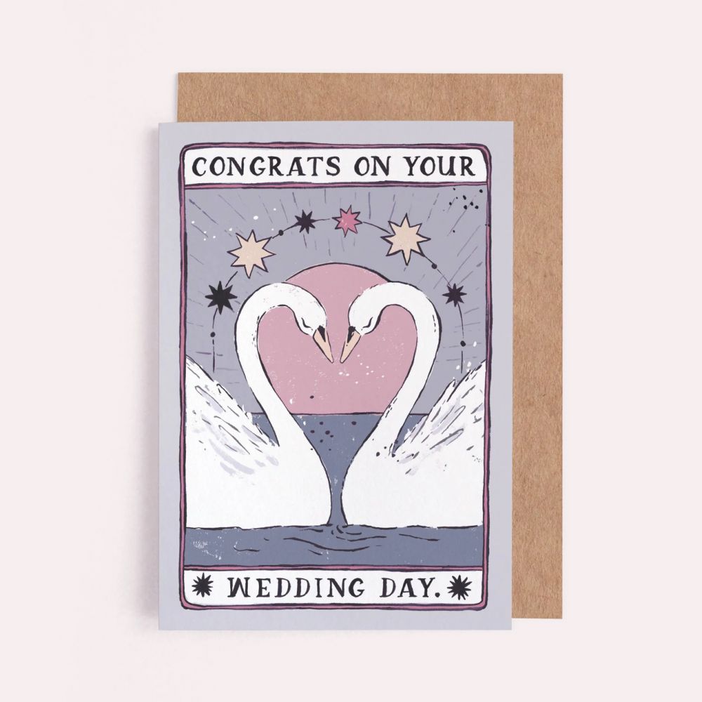 carte postale au format carte de tarot avec dessins de cygnes blancs formant un coeur sur fond violet et texte de félicitations pour mariage en anglais :  congrats on your wedding Day 