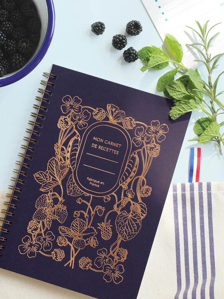 Jolie photos des éditions du paon avec leur carnet de recettes Fraises des bois entouré de fruits et aromates 