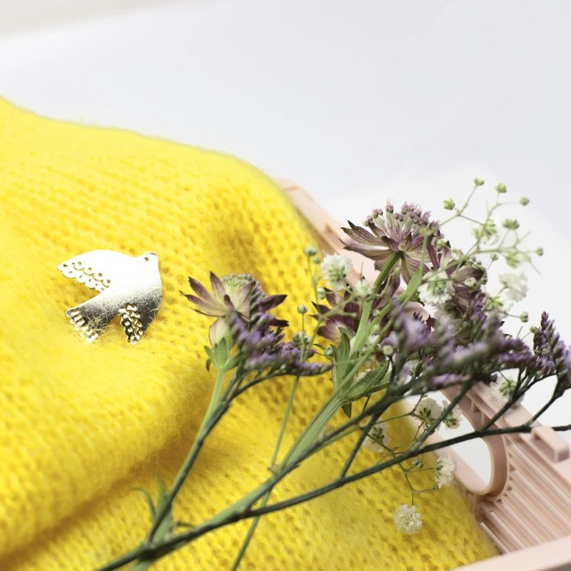 pin's colonne doré sur pull jaune moutardeatelier my lovely thing